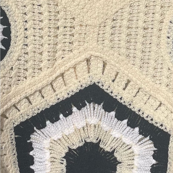 Crochet Blouse with belled sleeves - Picture 4 of 8